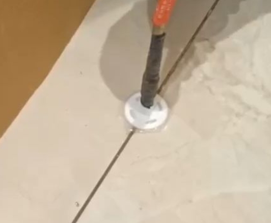 石龙瓷砖空鼓维修公司专业解答瓷砖在铺贴过程中，如果没有涂抹均匀到位的粘结材料（如水泥砂浆或瓷砖胶），可能会导致以下问题